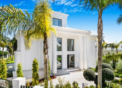 VILLA DE LUJO EN LA MILLA DE ORO DE MARBELLA CON VISTAS PANORÁMICAS A LA MONTAÑA Y AL MAR
