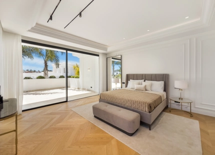 VILLA DE LUJO EN LA MILLA DE ORO DE MARBELLA CON VISTAS PANORÁMICAS A LA MONTAÑA Y AL MAR