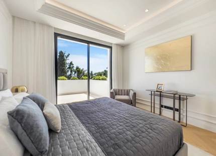 VILLA DE LUJO EN LA MILLA DE ORO DE MARBELLA CON VISTAS PANORÁMICAS A LA MONTAÑA Y AL MAR