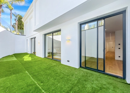 VILLA DE LUJO EN LA MILLA DE ORO DE MARBELLA CON VISTAS PANORÁMICAS A LA MONTAÑA Y AL MAR