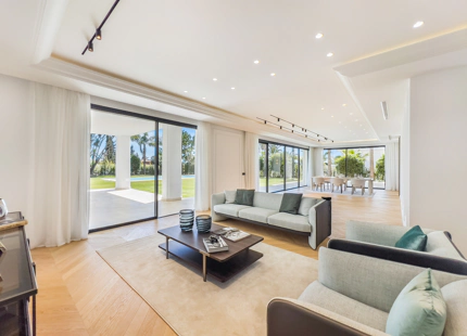 VILLA DE LUJO EN LA MILLA DE ORO DE MARBELLA CON VISTAS PANORÁMICAS A LA MONTAÑA Y AL MAR