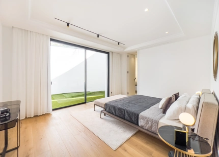 VILLA DE LUJO EN LA MILLA DE ORO DE MARBELLA CON VISTAS PANORÁMICAS A LA MONTAÑA Y AL MAR