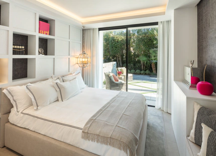 EXQUISITA VILLA EN LAS BRISAS: LUJO DE 5 DORMITORIOS CON PISCINA PRIVADA Y VISTAS AL CAMPO DE GOLF