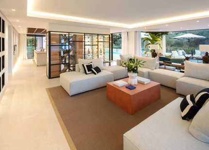 EXQUISITA VILLA EN LAS BRISAS: LUJO DE 5 DORMITORIOS CON PISCINA PRIVADA Y VISTAS AL CAMPO DE GOLF