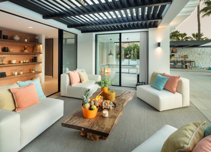 EXQUISITA VILLA EN LAS BRISAS: LUJO DE 5 DORMITORIOS CON PISCINA PRIVADA Y VISTAS AL CAMPO DE GOLF