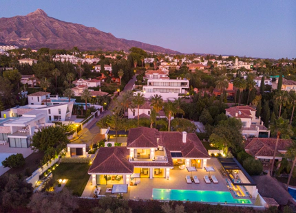 EXQUISITA VILLA EN LAS BRISAS: LUJO DE 5 DORMITORIOS CON PISCINA PRIVADA Y VISTAS AL CAMPO DE GOLF