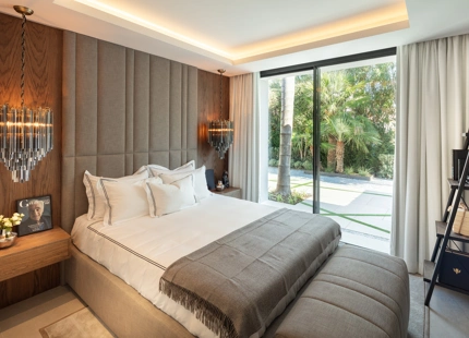 EXQUISITA VILLA EN LAS BRISAS: LUJO DE 5 DORMITORIOS CON PISCINA PRIVADA Y VISTAS AL CAMPO DE GOLF