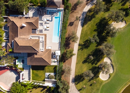 EXQUISITA VILLA EN LAS BRISAS: LUJO DE 5 DORMITORIOS CON PISCINA PRIVADA Y VISTAS AL CAMPO DE GOLF