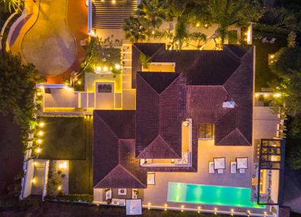EXQUISITA VILLA EN LAS BRISAS: LUJO DE 5 DORMITORIOS CON PISCINA PRIVADA Y VISTAS AL CAMPO DE GOLF