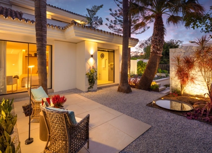 EXQUISITA VILLA EN LAS BRISAS: LUJO DE 5 DORMITORIOS CON PISCINA PRIVADA Y VISTAS AL CAMPO DE GOLF