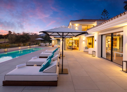EXQUISITA VILLA EN LAS BRISAS: LUJO DE 5 DORMITORIOS CON PISCINA PRIVADA Y VISTAS AL CAMPO DE GOLF