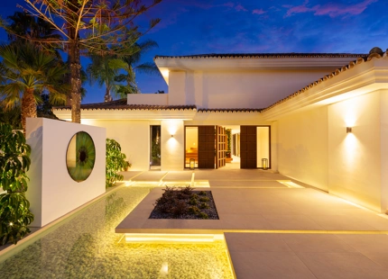 EXQUISITA VILLA EN LAS BRISAS: LUJO DE 5 DORMITORIOS CON PISCINA PRIVADA Y VISTAS AL CAMPO DE GOLF