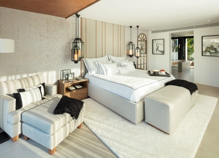 EXQUISITA VILLA EN LAS BRISAS: LUJO DE 5 DORMITORIOS CON PISCINA PRIVADA Y VISTAS AL CAMPO DE GOLF