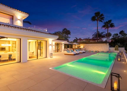 EXQUISITA VILLA EN LAS BRISAS: LUJO DE 5 DORMITORIOS CON PISCINA PRIVADA Y VISTAS AL CAMPO DE GOLF