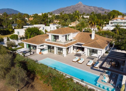EXQUISITA VILLA EN LAS BRISAS: LUJO DE 5 DORMITORIOS CON PISCINA PRIVADA Y VISTAS AL CAMPO DE GOLF