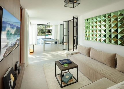 EXQUISITA VILLA EN LAS BRISAS: LUJO DE 5 DORMITORIOS CON PISCINA PRIVADA Y VISTAS AL CAMPO DE GOLF