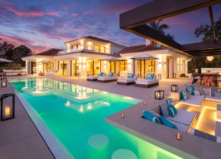EXQUISITA VILLA EN LAS BRISAS: LUJO DE 5 DORMITORIOS CON PISCINA PRIVADA Y VISTAS AL CAMPO DE GOLF