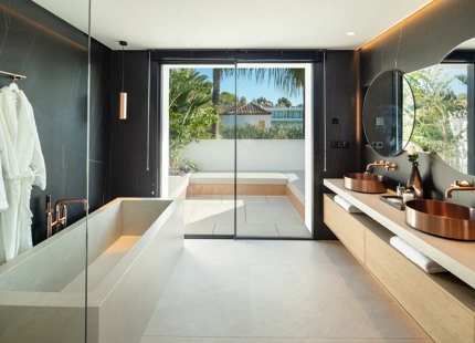 EXQUISITA VILLA EN LAS BRISAS: LUJO DE 5 DORMITORIOS CON PISCINA PRIVADA Y VISTAS AL CAMPO DE GOLF