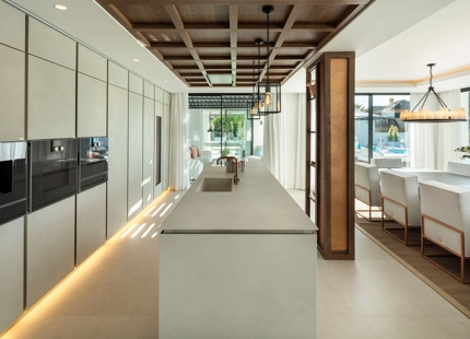 EXQUISITA VILLA EN LAS BRISAS: LUJO DE 5 DORMITORIOS CON PISCINA PRIVADA Y VISTAS AL CAMPO DE GOLF