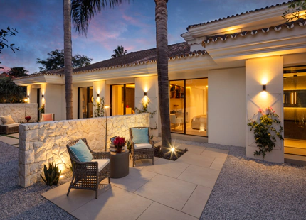 EXQUISITA VILLA EN LAS BRISAS: LUJO DE 5 DORMITORIOS CON PISCINA PRIVADA Y VISTAS AL CAMPO DE GOLF
