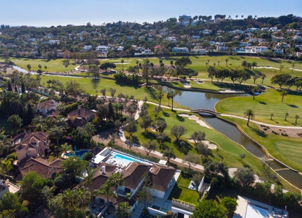 EXQUISITA VILLA EN LAS BRISAS: LUJO DE 5 DORMITORIOS CON PISCINA PRIVADA Y VISTAS AL CAMPO DE GOLF