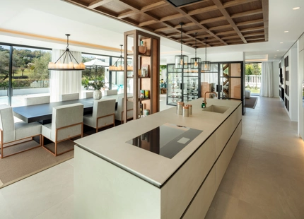 EXQUISITA VILLA EN LAS BRISAS: LUJO DE 5 DORMITORIOS CON PISCINA PRIVADA Y VISTAS AL CAMPO DE GOLF