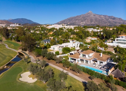 EXQUISITA VILLA EN LAS BRISAS: LUJO DE 5 DORMITORIOS CON PISCINA PRIVADA Y VISTAS AL CAMPO DE GOLF