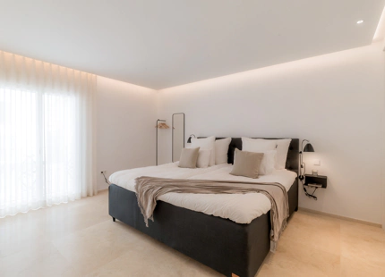 EXCEPCIONAL ÁTICO EN PUERTO BANÚS CON IMPRESIONANTES VISTAS AL PUERTO Y AL MAR