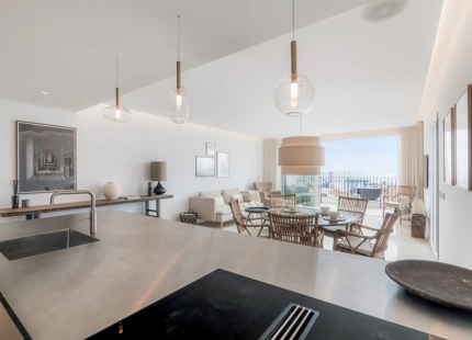 EXCEPCIONAL ÁTICO EN PUERTO BANÚS CON IMPRESIONANTES VISTAS AL PUERTO Y AL MAR