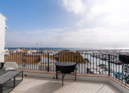 EXCEPCIONAL ÁTICO EN PUERTO BANÚS CON IMPRESIONANTES VISTAS AL PUERTO Y AL MAR