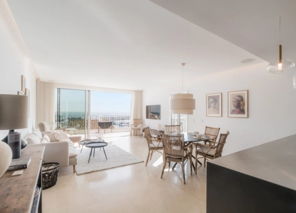EXCEPCIONAL ÁTICO EN PUERTO BANÚS CON IMPRESIONANTES VISTAS AL PUERTO Y AL MAR