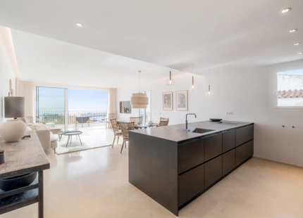 EXCEPCIONAL ÁTICO EN PUERTO BANÚS CON IMPRESIONANTES VISTAS AL PUERTO Y AL MAR