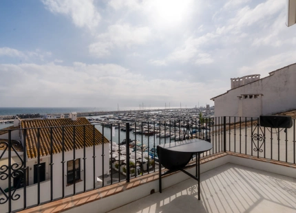 EXCEPCIONAL ÁTICO EN PUERTO BANÚS CON IMPRESIONANTES VISTAS AL PUERTO Y AL MAR
