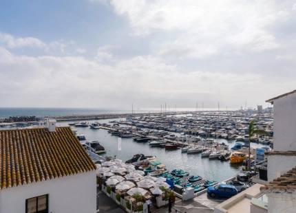 EXCEPCIONAL ÁTICO EN PUERTO BANÚS CON IMPRESIONANTES VISTAS AL PUERTO Y AL MAR
