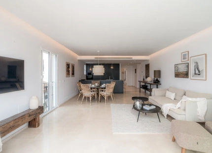 EXCEPCIONAL ÁTICO EN PUERTO BANÚS CON IMPRESIONANTES VISTAS AL PUERTO Y AL MAR
