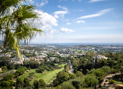 IMPRESIONANTE ÁTICO EN LA QUINTA CON VISTAS PANORÁMICAS AL MAR Y AL GOLF