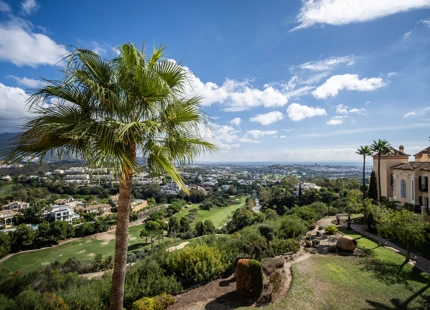 IMPRESIONANTE ÁTICO EN LA QUINTA CON VISTAS PANORÁMICAS AL MAR Y AL GOLF