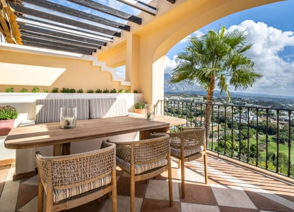 IMPRESIONANTE ÁTICO EN LA QUINTA CON VISTAS PANORÁMICAS AL MAR Y AL GOLF