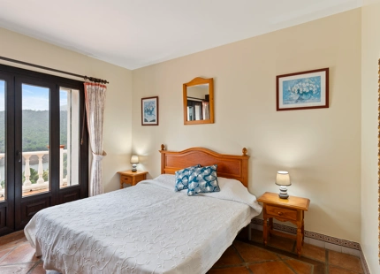 ENCANTADORA VILLA EN ISTÁN CON VISTAS AL LAGO Y A LAS MONTAÑAS