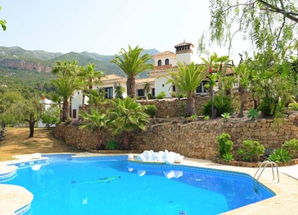 ENCANTADORA VILLA EN ISTÁN CON VISTAS AL LAGO Y A LAS MONTAÑAS