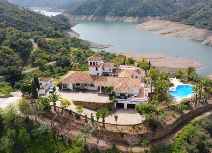 ENCANTADORA VILLA EN ISTÁN CON VISTAS AL LAGO Y A LAS MONTAÑAS