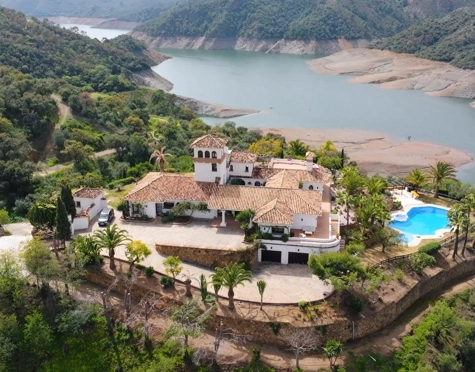 ENCANTADORA VILLA EN ISTÁN CON VISTAS AL LAGO Y A LAS MONTAÑAS