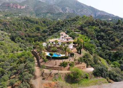ENCANTADORA VILLA EN ISTÁN CON VISTAS AL LAGO Y A LAS MONTAÑAS