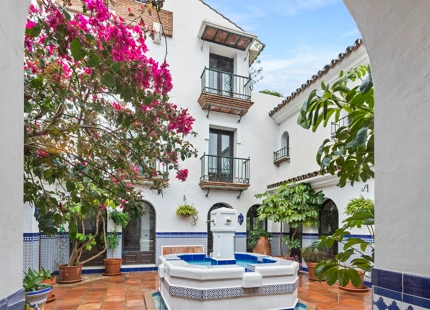 ENCANTADORA VILLA EN ISTÁN CON VISTAS AL LAGO Y A LAS MONTAÑAS
