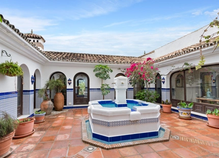 ENCANTADORA VILLA EN ISTÁN CON VISTAS AL LAGO Y A LAS MONTAÑAS