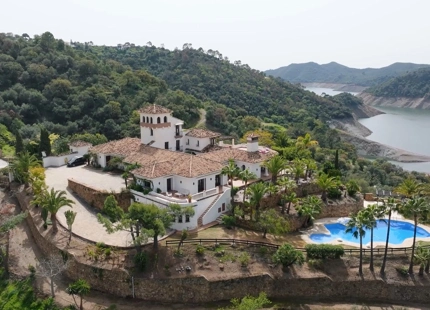 ENCANTADORA VILLA EN ISTÁN CON VISTAS AL LAGO Y A LAS MONTAÑAS