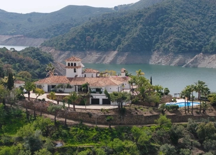 ENCANTADORA VILLA EN ISTÁN CON VISTAS AL LAGO Y A LAS MONTAÑAS