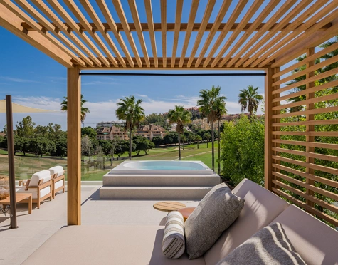 Villa for sale in Los Naranjos, Nueva Andalucia