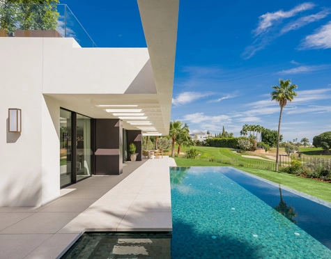Villa for sale in Los Naranjos, Nueva Andalucia
