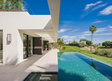 VILLA LUXUOSA CON POSICIÓN EN PRIMERA LINEA DE GOLF EN LOS NARANJOS